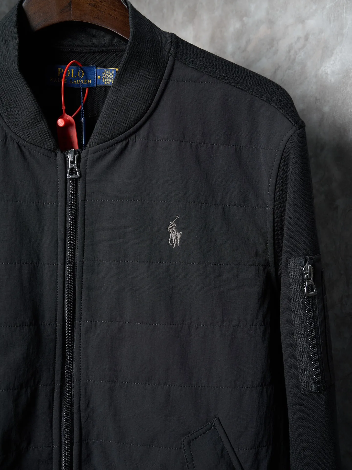 P500 Actual auction】Ralph Lauren/Ralph Lauren embroidered pony logo zipper baseball collar cotton jacket [Ready stock] S M L The hidden pocket on the left sleeve is hidden in the shape. The collar chain linkage layered design is effortlessly advanced. The golden ratio of lightness and warmth. Warm but not heavy. Heavy but not stiff. Uses imported machine embroidery technology. Uses advanced computer control systems and precision mechanical components to realize the iconic pony embroidery operation. High precision. The lines are smooth and delicate. Needle and shuttle splicing technology can make full use of the respective advantages of knitted fabrics and woven fabrics. By choosing the appropriate sewing process and stitches, the splicing parts can be ensured to be strong and beautiful. Template machine bag opening. The preset template guides the position, shape and size of the bag opening. The accuracy ensures the quality of the bag opening effect and the loose version.